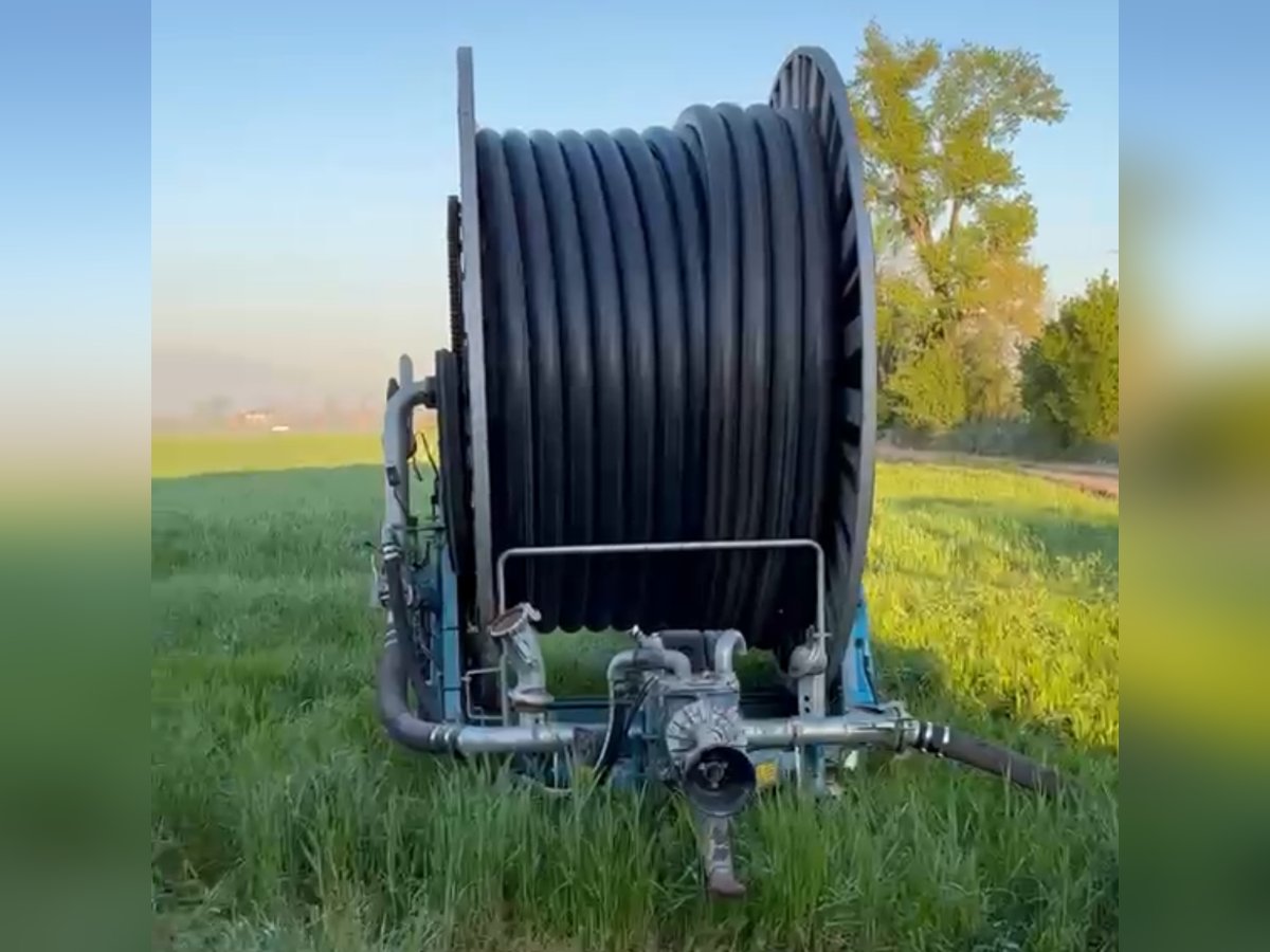 Rotolone per l'irrigazione a pioggia a bordo campo
