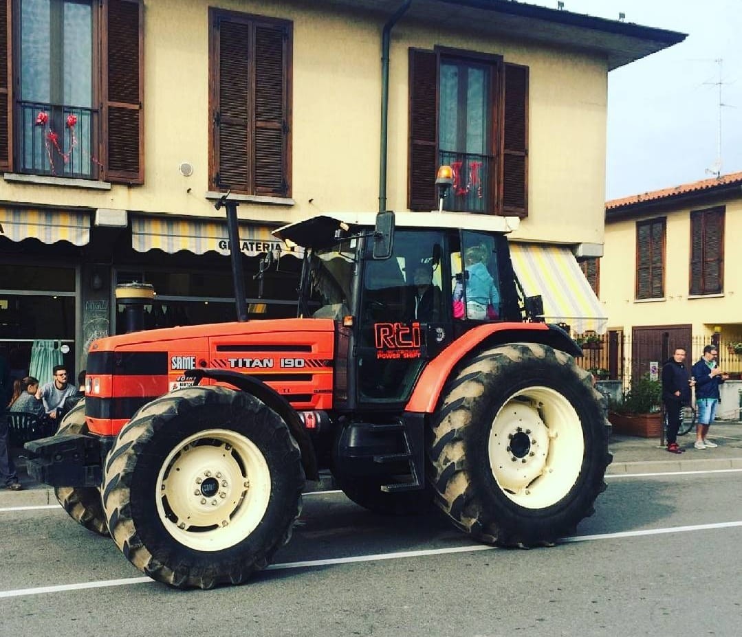 Trattore SAME Titan 190 di Cascina Fiacca alla sfilata in paese
