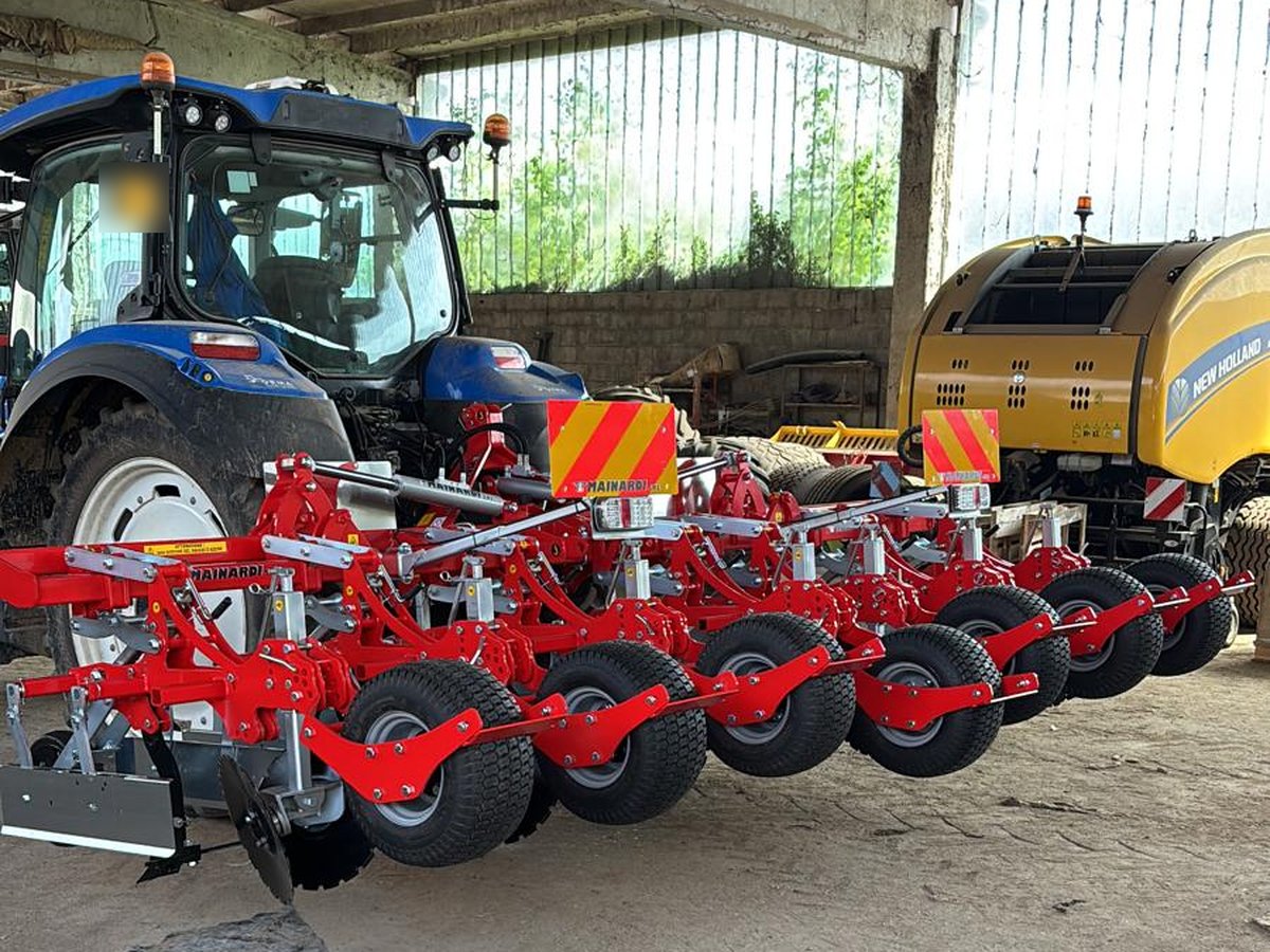 Rincalzatore rosso sotto la tettoia, pronto per il lavoro