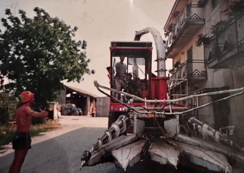 Trinciatrice al lavoro in cascina in una foto d'epoca